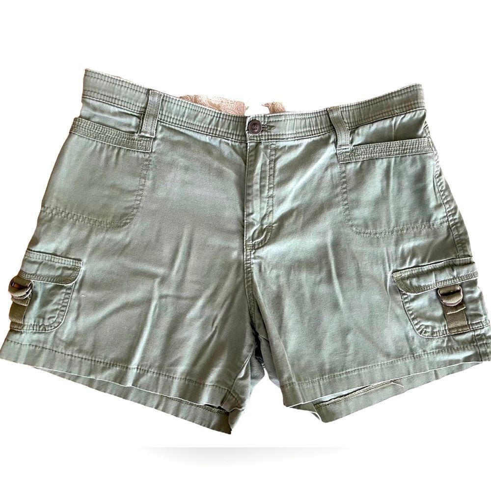 Lee green cotton twill cargo style shorts with elastic waistband size 16.